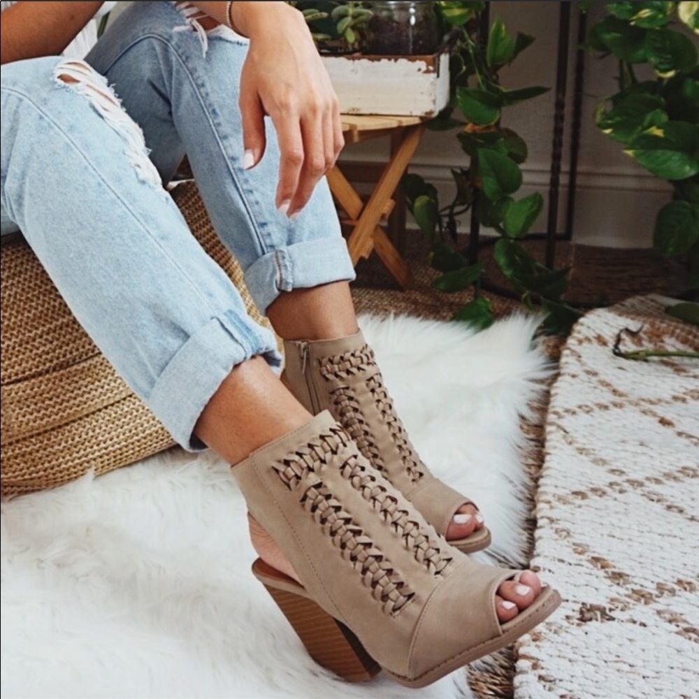 Gold Coast Beige Chunky Heel 💜